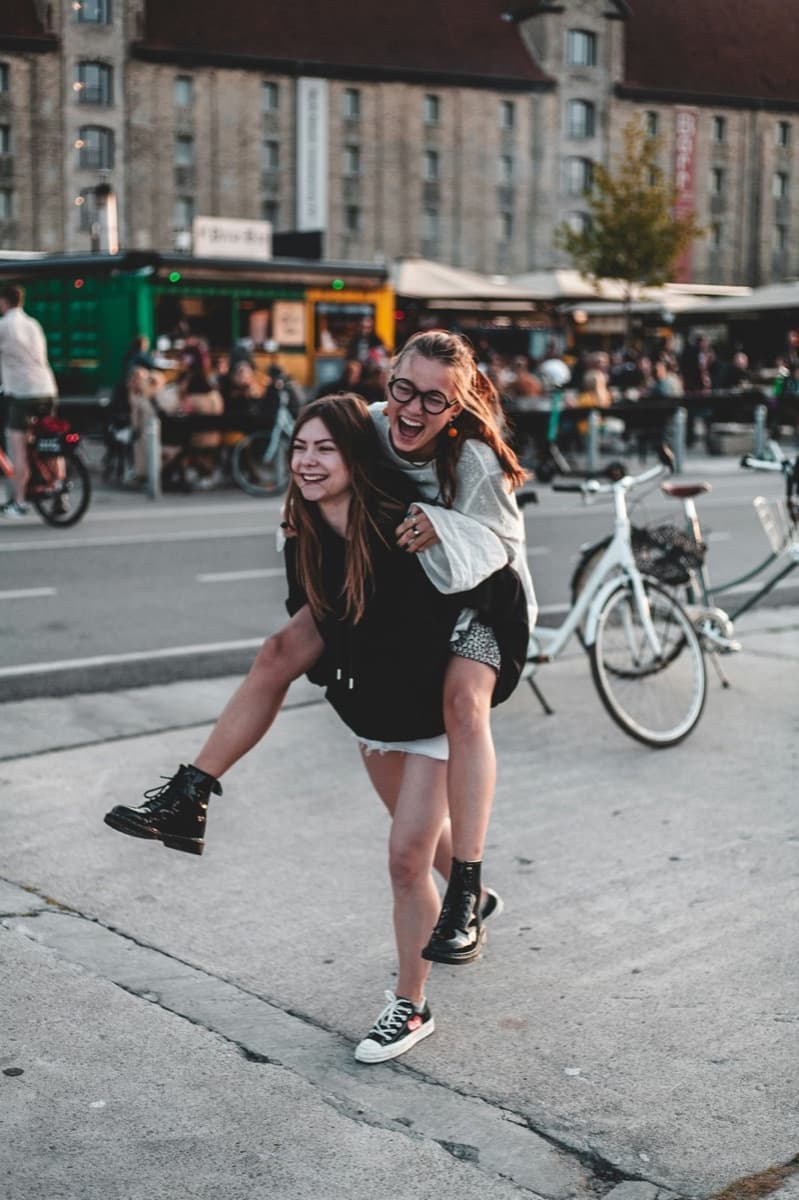 Deux amies qui font le pitre dans la rue